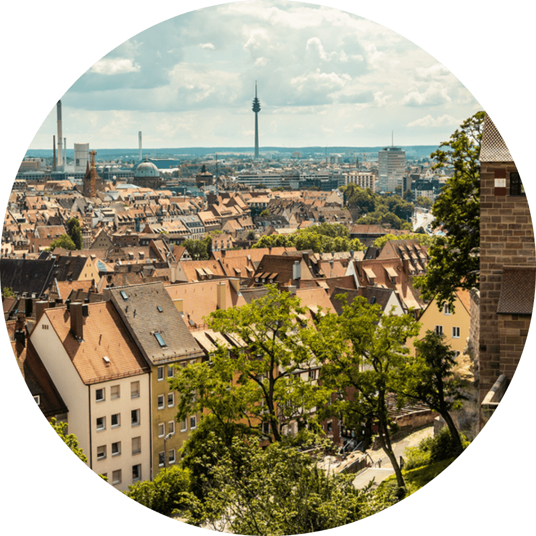 Blick über die Altstadt von Nürnberg mit roten Dächern und dem Nürnberger Fernsehturm im Hintergrund