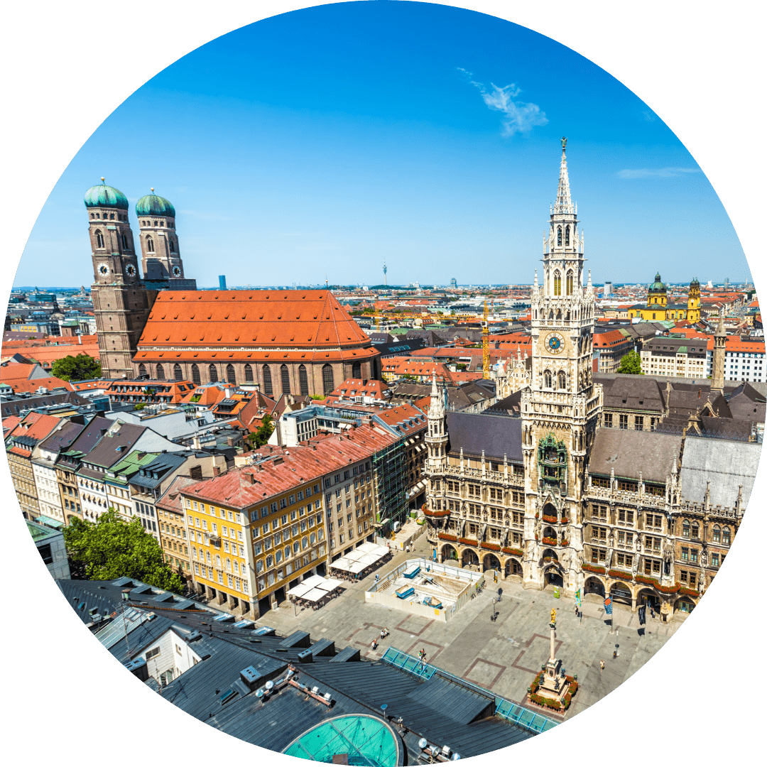 Luftaufnahme vom Marienplatz in München mit Frauenkirche und Neues Rathaus